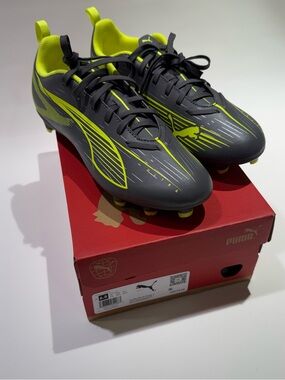 PUMA Ultra 5 Play FG/AG Cleats - Kids size 6.5